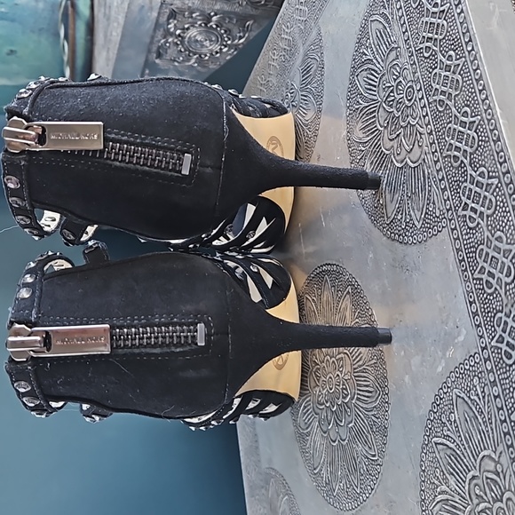 NEW Michael Kors black strappy heels with subtle rhinestones. Size 7.5 nwot - Picture 8 of 8